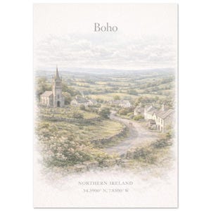 Puede incluir: Una impresión rectangular que presenta una ilustración de paisaje en tonos suaves de un pueblo con una iglesia de piedra, colinas verdes y un camino sinuoso. El texto Boho está centrado en la parte superior, con Northern Ireland y coordenadas abajo.
