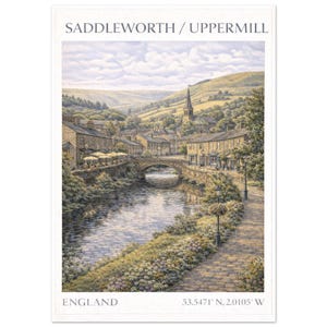 Puede incluir: Ilustración detallada de Saddleworth/Uppermill, Inglaterra, con un río, un puente de piedra y edificios. La obra de arte muestra un pintoresco pueblo con un campanario, exuberante vegetación y el texto "SADDLEWORTH / UPPERMILL" y "ENGLAND".