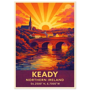 Puede incluir: Un póster de viaje con un atardecer sobre un puente de piedra y un pueblo en Keady, Irlanda del Norte. La escena incluye una torre de iglesia, rayos de sol naranjas y un río que refleja los tonos cálidos. Texto: KEADY NORTHERN IRELAND 54.2500 N, 6.7000 W.