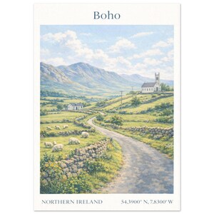 Puede incluir: Una impresión artística vertical que muestra un paisaje de Irlanda del Norte con el texto Boho en la parte superior y Northern Ireland 54.3900 N, 7.8300 W en la parte inferior. La escena muestra un camino sinuoso, muros de piedra, ovejas y una iglesia.
