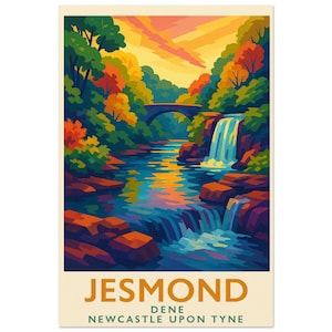 Pode incluir: Uma vibrante impressão artística de Jesmond Dene, Newcastle upon Tyne. A paisagem apresenta uma cachoeira, um rio e uma ponte, rodeados por árvores coloridas. O céu transita do amarelo para o laranja. O texto na parte inferior diz "JESMOND DENE NEWCASTLE UPON TYNE."