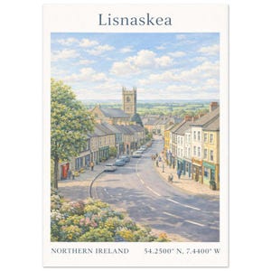 Puede incluir: Una impresión artística vertical que muestra una escena callejera en Lisnaskea, Irlanda del Norte. La imagen muestra una carretera que atraviesa una ciudad con edificios de piedra, una torre de iglesia y árboles bajo un cielo azul. Texto Lisnaskea, Northern Ireland, 54.2500 N, 7.4400 W.