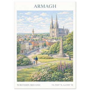 Puede incluir: Una impresión artística vertical titulada ARMAGH NORTHERN IRELAND 54.3500 N, 6.6500 W que presenta una pintura de paisaje de una ciudad con una gran catedral, un monumento de obelisco de piedra y un parque con flores en primer plano y dos personas.