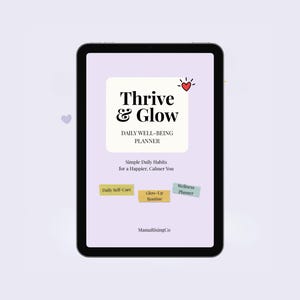 Puede incluir: Una tableta digital muestra un planificador titulado "Thrive & Glow" con el subtítulo "Daily Well-Being Planner". La portada presenta un icono de corazón y el texto "Simple Daily Habits for a Happier, Calmer You". Se ven tres notas adhesivas.