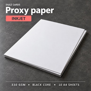 Puede incluir: Un paquete de hojas de papel proxy A4 blancas para impresión por inyección de tinta. El texto dice DUGZ CARDS Proxy paper INKJET 330 GSM BLACK CORE 10 A4 SHEETS. El papel es rectangular con un acabado liso para imprimir tarjetas.