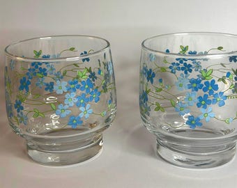Vintage blommiga glas, set om 2, tillverkade i Frankrike, blå blommiga tumblers, 70-tals vintage