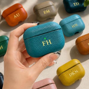 Funda personalizada de cuero genuino para AirPods con monograma personalizado para AirPods Pro 2, 1 y 3. Funda protectora de cuero granulado hecha a mano. Regalo de cumpleaños.