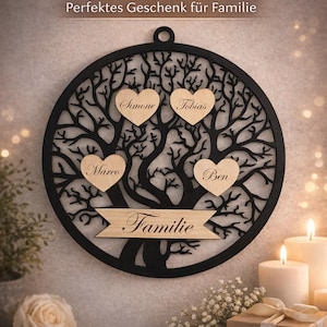 Könnte beinhalten: Schwarze Holz-Wanddekoration in Form eines Familienbaums mit den Namen Simone, Tobias, Marco und Ben auf herzförmigen Ausschnitten. Der Text lautet "Personalisiert mit euren Namen" und "Perfektes Geschenk für Familie".