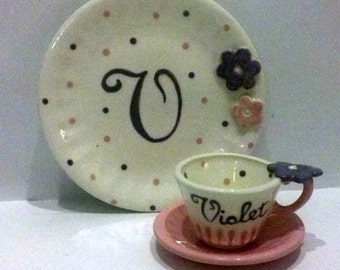 Plato de pastel personalizado y taza de té con platillo