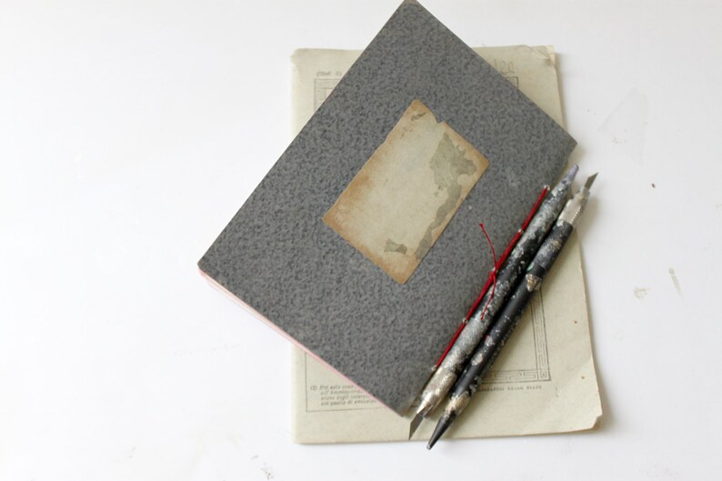Il piccolo quaderno smarrito, quaderno fatto a mano, ardesia e rosso, cucito a mano immagine 4