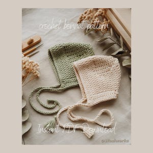 Op de afbeelding: Twee gehaakte mutsen, één lichtgroen, de andere beige. Beide hebben lange banden en een kwastje. De tekst "crochet bonnet pattern" en "Instant PDF Download" is zichtbaar. De Etsy shopnaam "@Washworks" is ook zichtbaar.