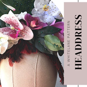 Könnte beinhalten: Ein Kopfschmuck aus weißen, rosa und violetten Orchideen mit grünen Blättern und roten Federn. Der Kopfschmuck befindet sich auf einem weißen Mannequin-Kopf. Der Text "A WHITELANE PATTERN HEADDRESS" befindet sich auf der rechten Seite des Bildes. Der Text "ONE SIZE" befindet sich oben im Bild. Der Text "HDD_001 HEADDRESS" befindet sich unten im Bild. Der Text "DIFFICULTY - INTERMEDIATE" befindet sich unten im Bild.