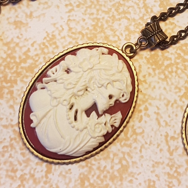A Natural Woman - vintage Victorian Cameo Lady squelette cabochon charme pendentif collier