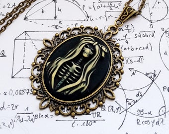 She's Gone - Gothic skelet dame zwart en ivoor cabochon bedel hanger ketting