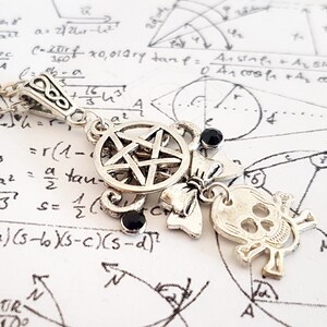 Collar con colgante de filigrana gótica Steampunk con pentagrama y calavera