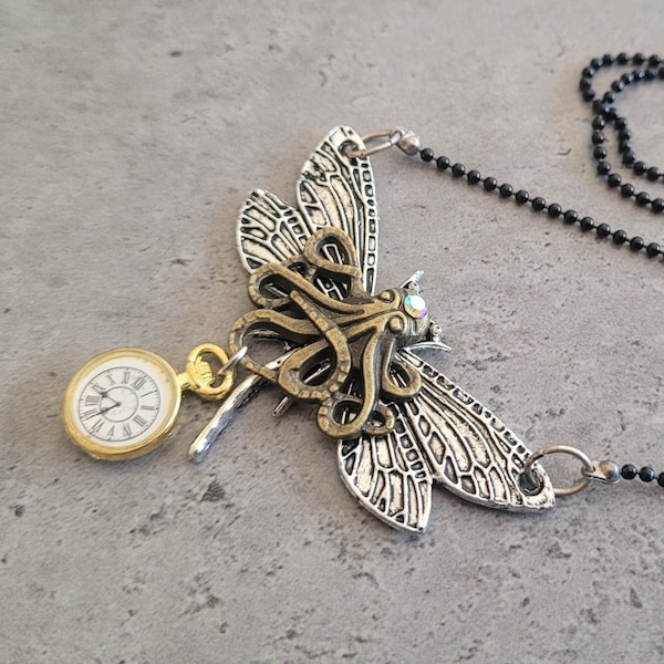 Atlantica - Gothique Steampunk Nautical Sea Octopus avec Insect Dragonfly ailes rouages engrenages charm pendentif collier