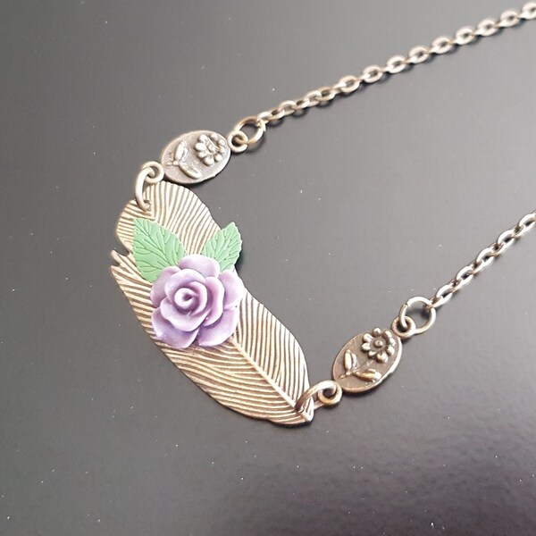 Colar com pingente romântico de pena de rosa roxa e resina de bronze