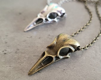 Collier gothique avec pendentif à breloques steampunk, crâne d'oiseau et corbeau