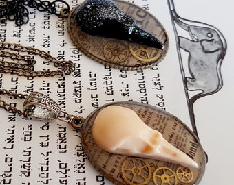 Collier gothique avec pendentif à breloques steampunk en forme de crâne d'oiseau et engrenage en résine