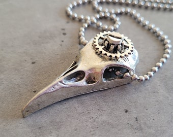 Corbeau - Collier gothique avec pendentif à breloques steampunk, crâne d'oiseau et engrenage mécanique