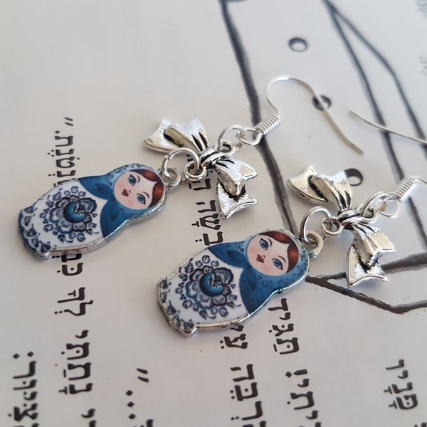 Russian Blue - Matryoshka couple étrange Bow Dangle Drop Boucles d’oreilles