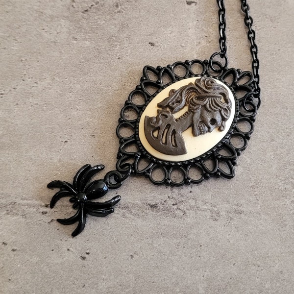 Collier gothique steampunk mort crâne squelette victorien dame araignée noir et blanc en filigrane camée ovale cabochon pendentif à breloques