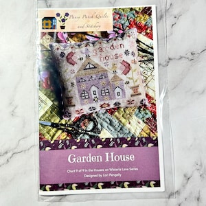 Peut inclure: Un modèle de point de croix pour une maison avec un jardin, intitulé "Garden House". Il s'agit du modèle 9 sur 9 de la série "Houses on Wisteria Lane Series" conçu par Lori Pengelly.