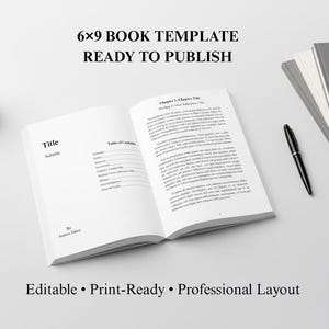 Puede incluir: Un libro abierto con texto, un bolígrafo y una pila de libros están sobre una superficie blanca. El libro abierto muestra el título, subtítulo y tabla de contenidos. El texto "6x9 BOOK TEMPLATE READY TO PUBLISH" está en la parte superior. El texto "Editable • Print-Ready • Professional Layout" está en la parte inferior.