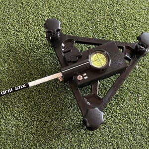 GolfAlign – Premium alignment aid and leveling stand for Garmin R10 | Laser + USB-C & batteries | Handmade in Germany / Alignment stand