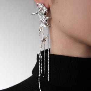 Pendientes colgantes de hoja de plata, pendientes largos con borlas, pendientes colgantes florales esculturales, joyería minimalista llamativa, regalo para ella.