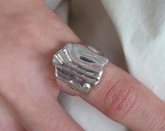 Anillo de plata abstracto con diseño escultural texturizado, anillo moderno y audaz, joyería contemporánea única.