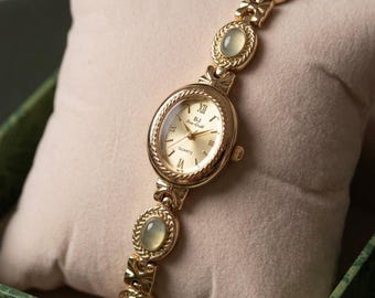 Vintage Gold Bracelet Watch Green Stone, Dainty Oval Quartz Watch, Retro Elegant Wrist Watch, Jewelry Mother's Day Gift for Mom