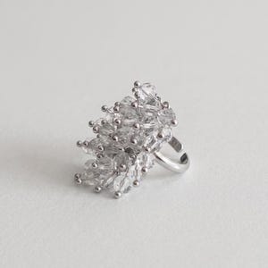 Silverfärgad kristallklusterring | Skulpturell blommig cocktailring | Justerbar iögonfallande armband