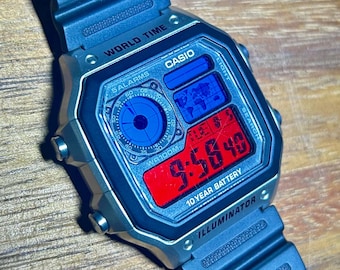 Absolute Cinema - Casio Royale (AE-1200) rood-blauwe mod met zilveren kast, wereldtijd