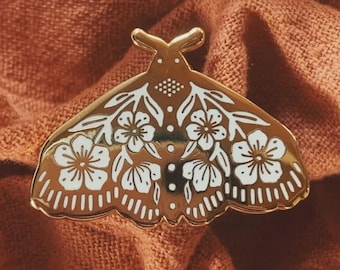 Broche de esmalte floral com mariposa: joia de inseto cottagecore dourada de 1,25”