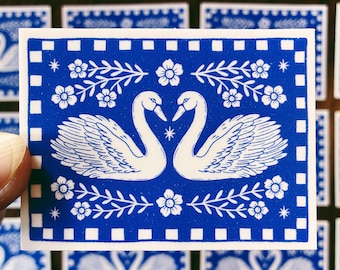 Sticker cygne bleu : sticker vinyle art folklorique, art de la bordure matelassée inséparables (2,85 po. de large)