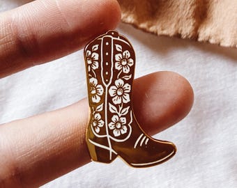 Emaille pin cowboylaars met bloemen – gouden westernaccessoire