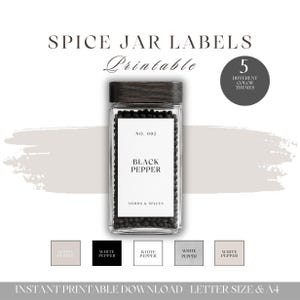 Könnte beinhalten: Ein rechteckiges Gewürzglas aus Glas mit einem dunkel gemaserten Holzdeckel, gefüllt mit schwarzen Pfefferkörnern. Das weiße Etikett trägt die Aufschrift NO. 002, BLACK PEPPER und HERBS & SPICES. Text umfasst SPICE JAR LABELS, Printable, 5 DIFFERENT COLOR THEMES.