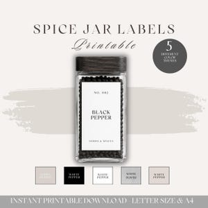 Könnte beinhalten: Ein rechteckiges Gewürzglas aus Glas mit einem dunklen Holzmaserungsdeckel, gefüllt mit schwarzen Pfefferkörnern. Das weiße Etikett trägt die Aufschrift NO. 002 BLACK PEPPER HERBS & SPICES. Das Bild enthält den Text SPICE JAR LABELS Printable und 5 DIFFERENT COLOR THEMES.