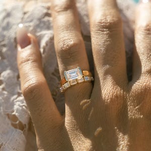 De Esme-ring - 2 karaat smaragd geslepen laboratoriumdiamant - moderne Oost-West-instelling