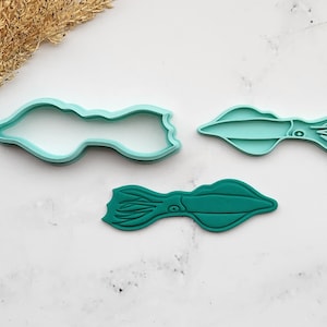 Può includere: Tre formine per biscotti a forma di calamaro color teal. Una è una formina, e le altre due sono le forme ritagliate. Le forme di calamaro hanno tentacoli e caratteristiche del corpo dettagliate. Le formine sono per la cottura e l'artigianato.