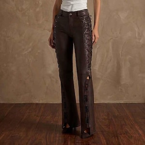 Könnte beinhalten: Ein Set aus drei Keramikbechern mit gesprenkelter, matter Oberfläche. Die Becher sind in Creme-, Hellgrau- und Dunkelgrautönen gehalten. Jeder Becher hat ein schlichtes, minimalistisches Design und einen abgerundeten Henkel.