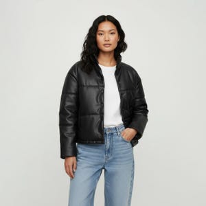 Puede incluir: Un juego de tres tazas de cerámica con un acabado mate moteado. Las tazas son de color crema, gris claro y gris oscuro. Cada taza tiene un diseño simple y moderno con un asa redondeada.