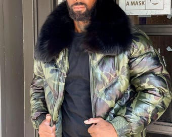 Men’s Camo Leather V-Bomber Jacket with Black Fur Collar,Men Goose Style Military Puffer Coat,Mens Streetwear Winter Fashion Warm Fur Jacket