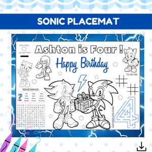 Può includere: Un sottopentola blu di Sonic the Hedgehog con la scritta "SONIC PLACEMAT". Il sottopentola presenta illustrazioni di personaggi di Sonic, una ricerca di parole e un labirinto. C'è anche scritto "Ashton is Four! Happy Birthday".