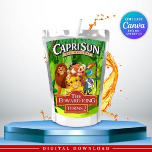 Pode incluir: Uma bolsa de sumo Capri Sun com um rótulo com tema de selva, personagens de leões animados e o texto "CAPRI SUN", "THE EDWARD KING" e "TURNS 2". Uma palhinha branca sobressai do topo, com líquido laranja a salpicar atrás da bolsa.