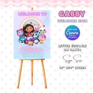 Puede incluir: Un letrero de bienvenida en un caballete de madera, con Gabby y sus amigos, con el texto "Welcome to Olivia's 5th Birthday." El letrero mide 45.72cm x 60.96cm y es editable en Canva.