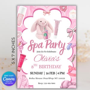 Op de afbeelding: Een roze Spa Party-uitnodiging met de tekst "Spa Party" en "Olivia's 8th Birthday". De uitnodiging bevat illustraties van spa-gerelateerde items zoals een pluchen konijn, lipgloss en een Starbucks-drankje. De uitnodiging meet 12,7 x 17,8 cm.
