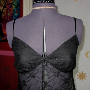 Robe nuisette en dentelle noire transparente