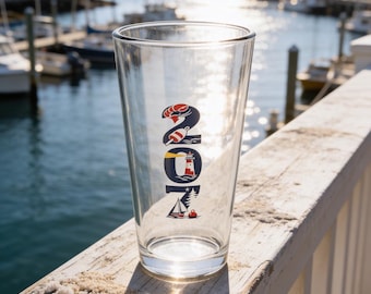 Vaso de pinta de Maine 207, vaso de cerveza con iconos de Maine, vaso con faro de langosta, vaso de pinta de Nueva Inglaterra, regalo de Maine, cristalería costera